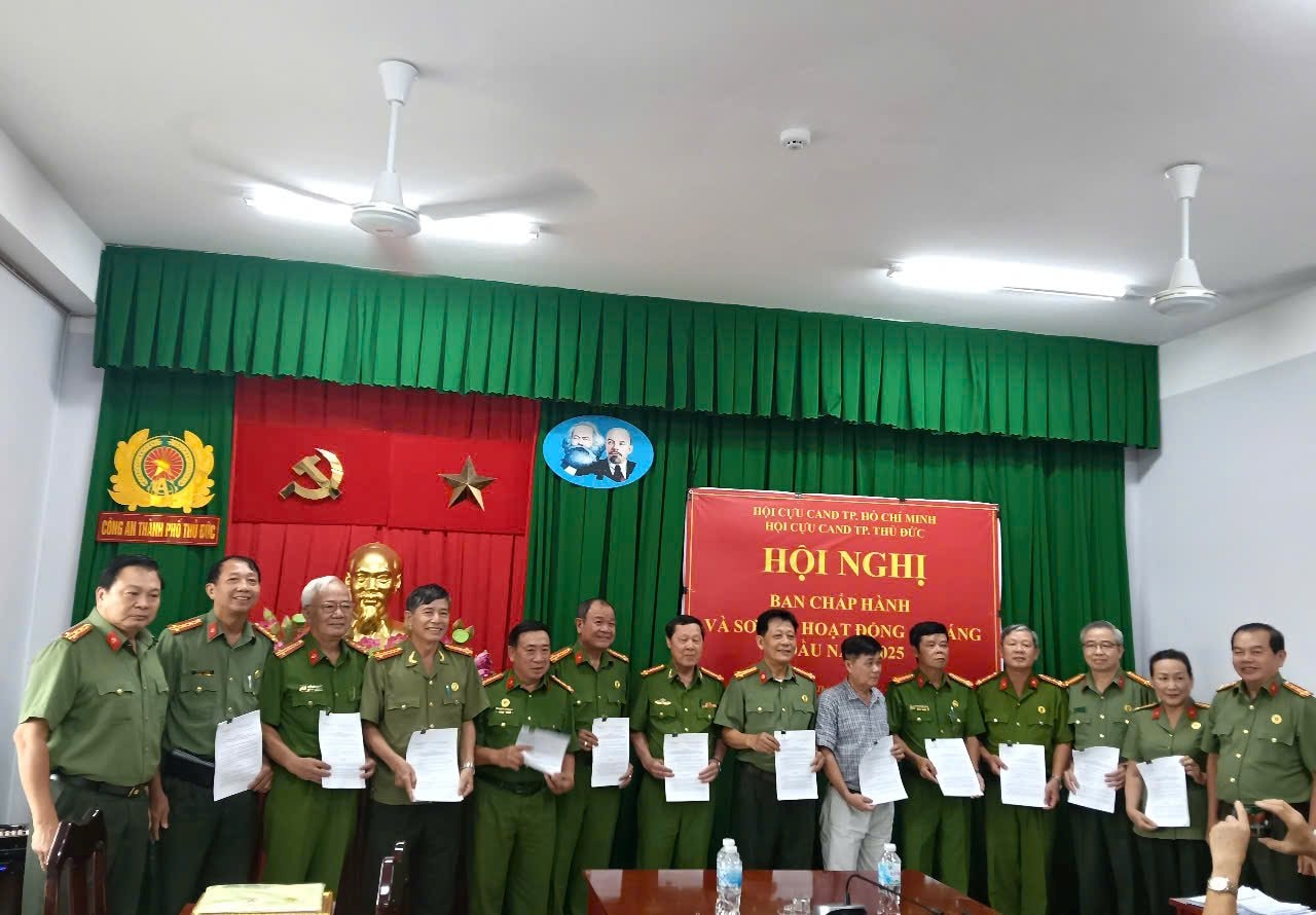 anh-3-hoi-cuu-cand-tp-thu-duc-tra-o-quyet-inh-thanh-lap-12-chi-hoi-cuu-cand-cap-phuong..jpg