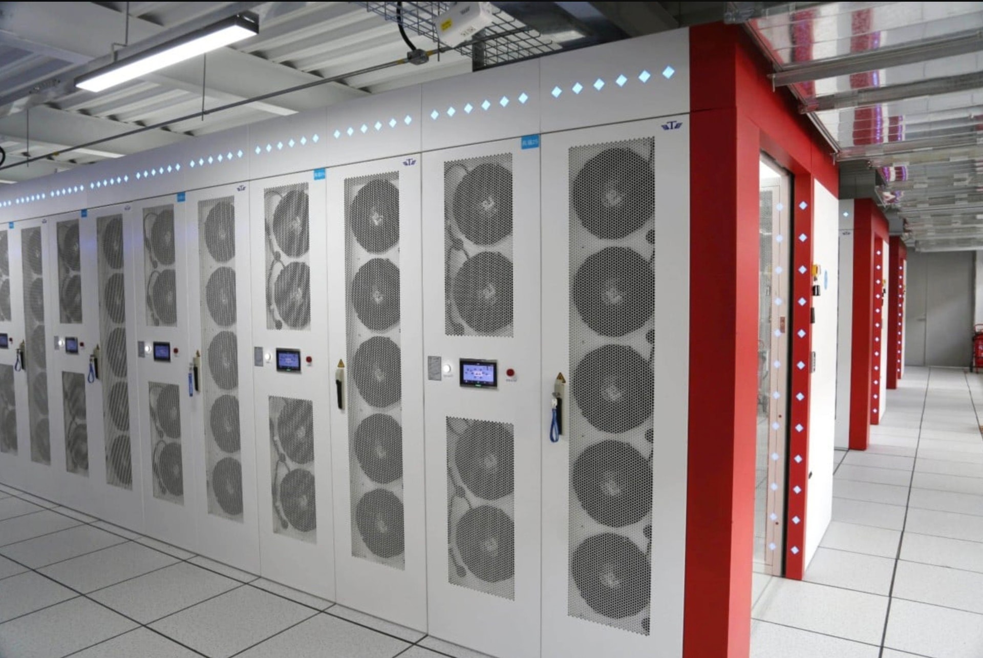 trung-quoc-xay-trung-tam-ai-tren-noc-nha-the-gioi-tiet-kiem-320-trieu-kwh-dien-moi-nam.jpg