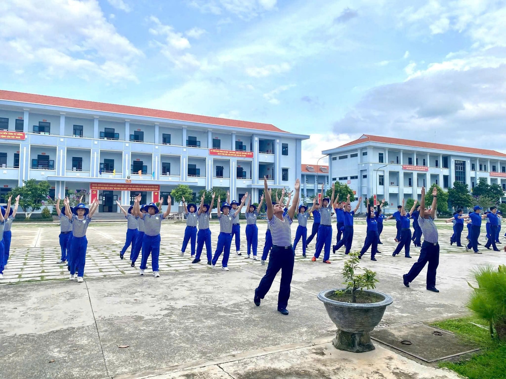 2.-luyen-tap-the-duc-sang-tung-buoc-lam-quen-voi-moi-truong-quan-ngu.jpg