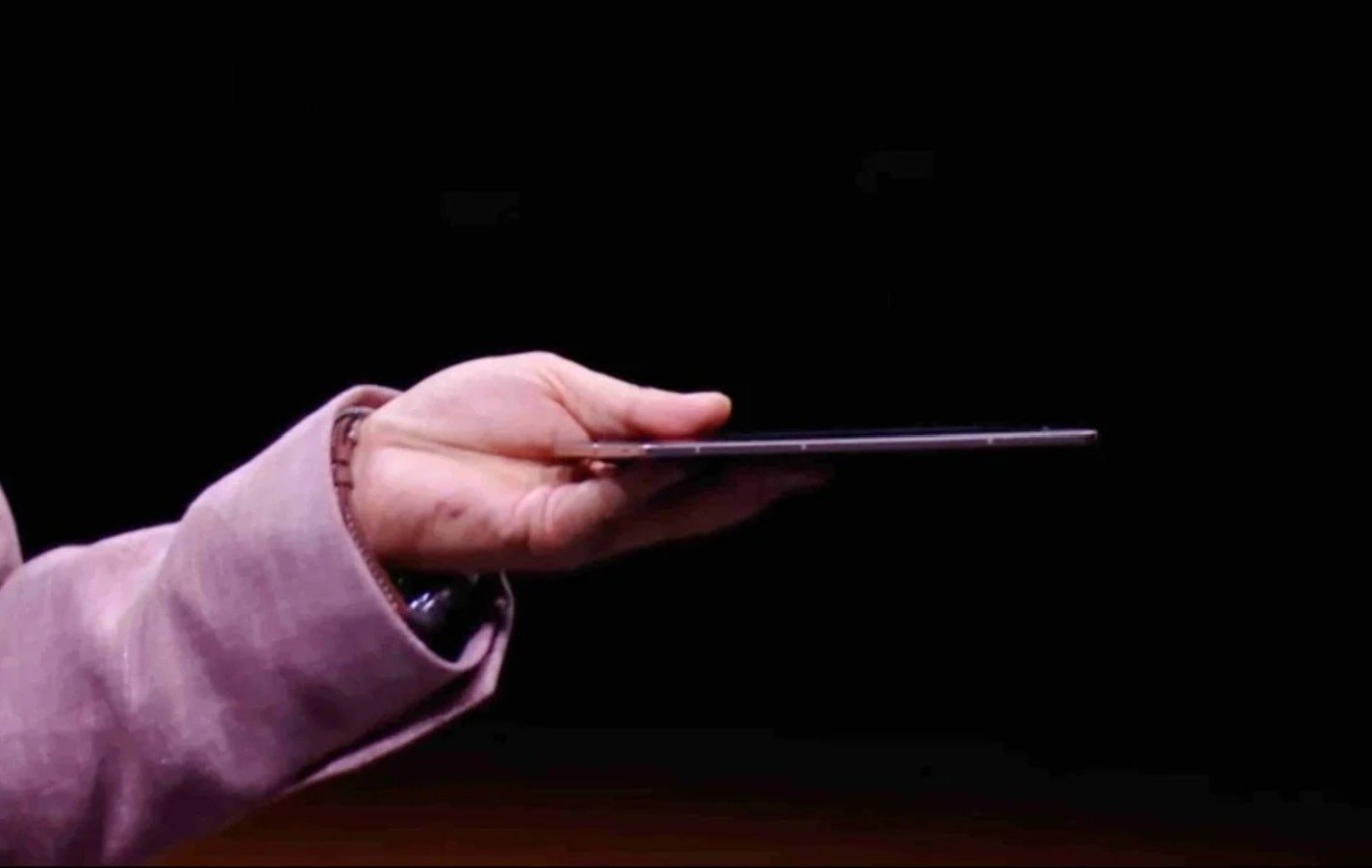 honor-magic-v5-smartphone-gap-mong-va-nhe-nhat-tich-hop-tac-tu-ai-truoc-khi-galaxy-z-fold-7-ra-mat.jpg