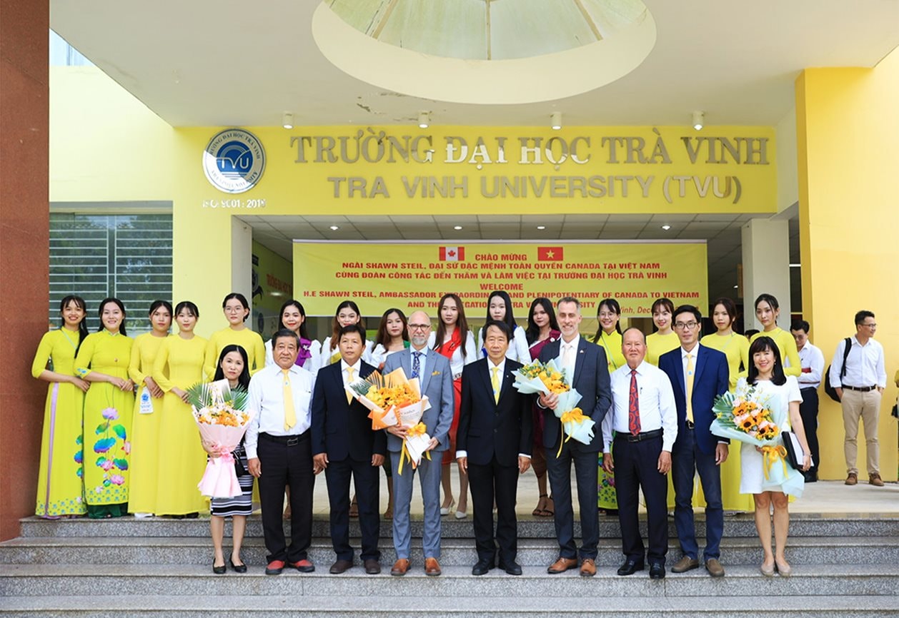 lanh-dao-truong-dai-hoc-tra-vinh-don-tiep-dai-su-dac-menh-toan-quyen-canada(1).jpg
