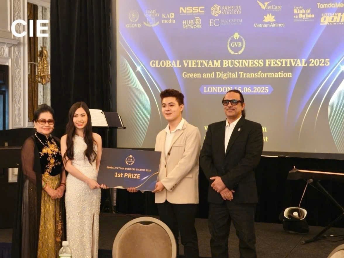 sv-truong-dai-hoc-tra-vinh-voi-y-tuong-go-nhan-tao-tu-rom-giai-nhat-cuoc-thi-khoi-nghiep-gvb-prize-2025-tai-thu-do-london-vuong-quoc-anh..jpg