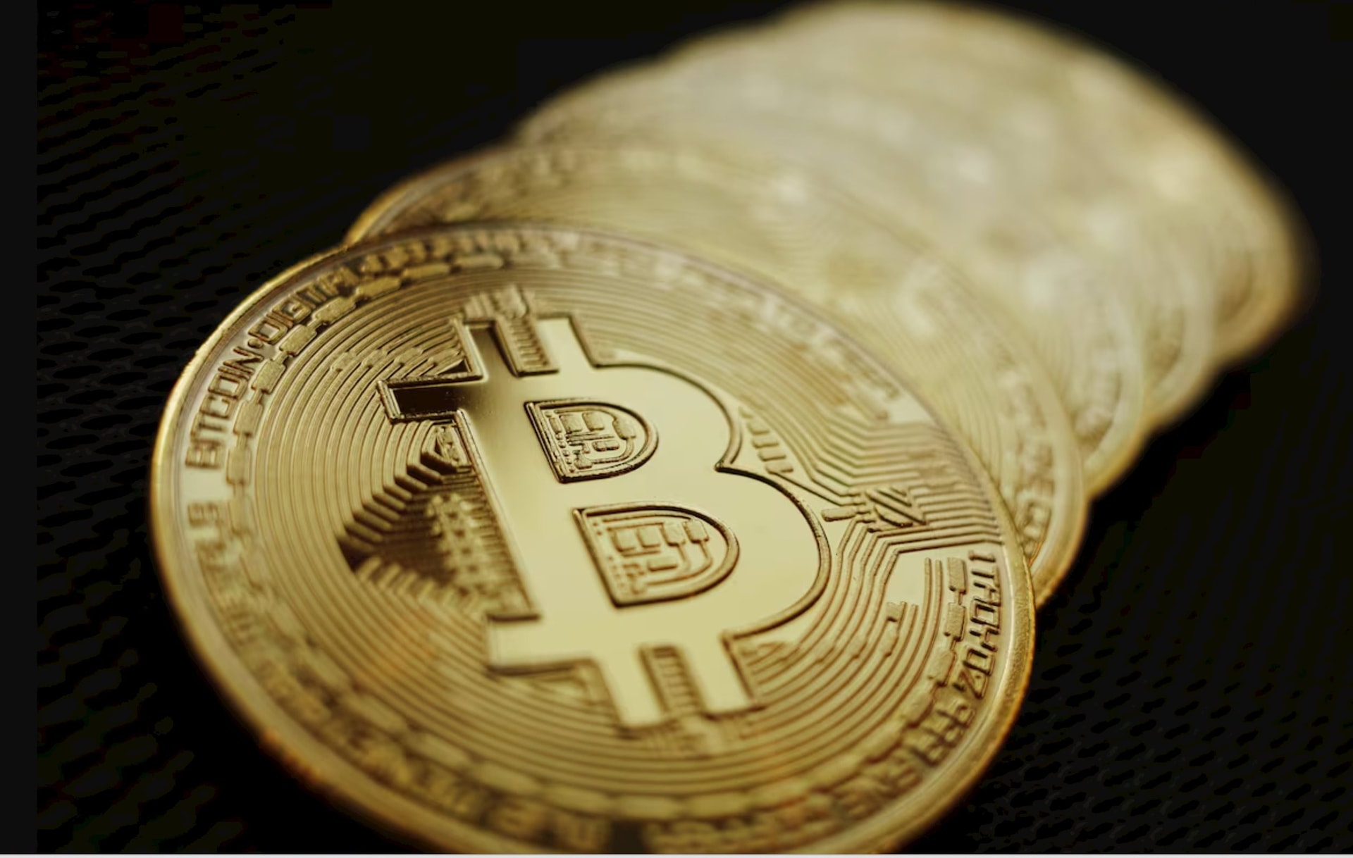 gia-bitcoin-vuot-moc-116-000-usd-cong-ty-cua-ong-trump-dau-tu-vao-nhieu-loai-tien-ma-hoa.jpg