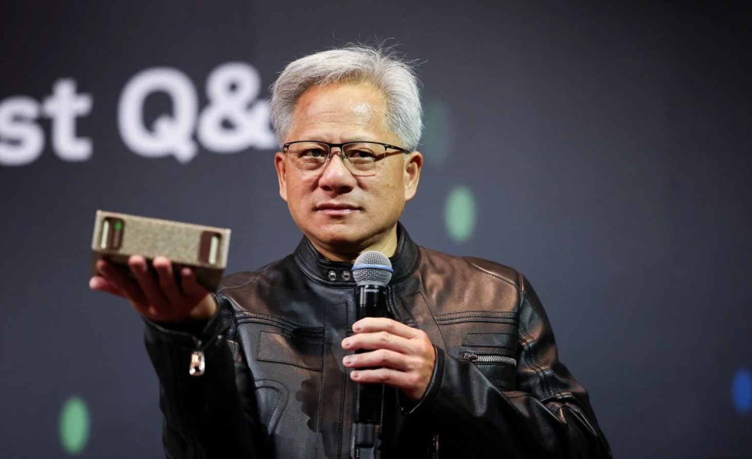 ceo-nvidia-quan-doi-trung-quoc-se-tranh-dung-chip-ai-my-de-nang-cao-nang-luc-do-rui-ro-tiem-an-.jpg