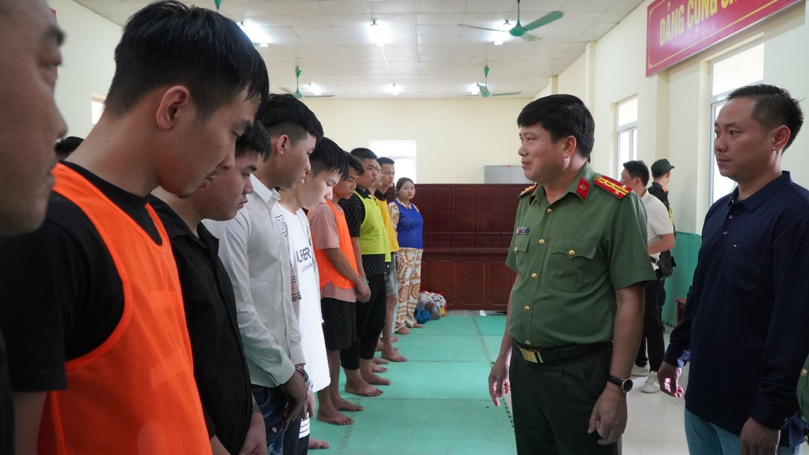 bong ma mang san vang ao 2