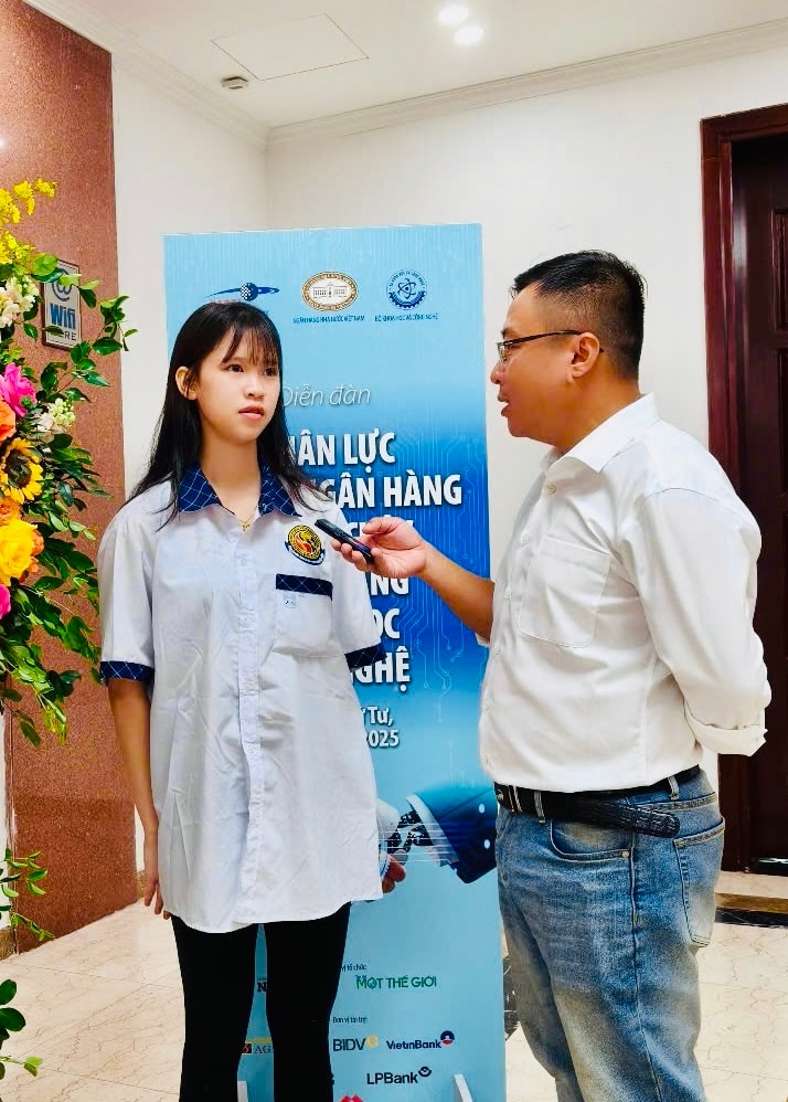 dien-dan-nhan-luc-nganh-ngan-hang-truoc-lan-song-khoa-hoc-cong-nghe-1.jpg