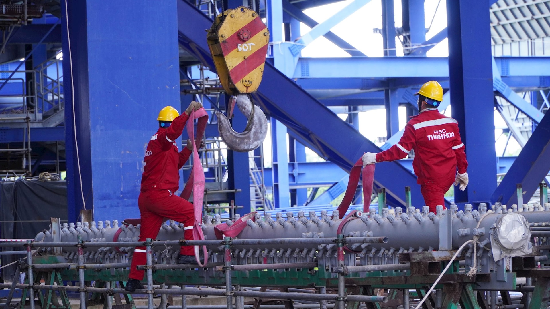 Tâm điểm hiện nay trên công trường Dự án Long Phú 1 là công tác thi công lắp đặt thiết bị Lò hơi của cả 2 Tổ máy 1 và 2.