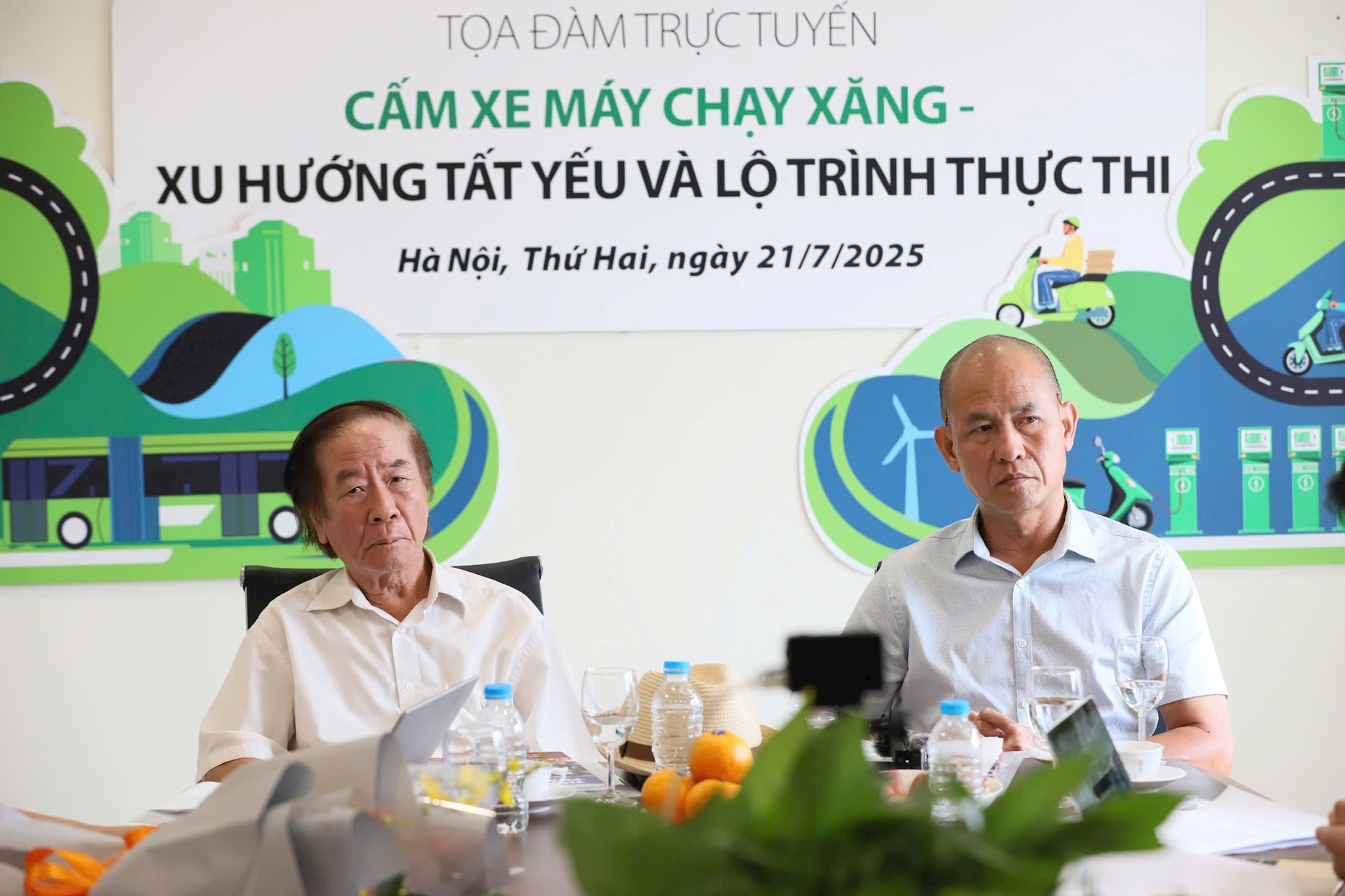 Các chuyên gia Nguyễn Xuân Thủy, Nguyễn Thanh Hải.