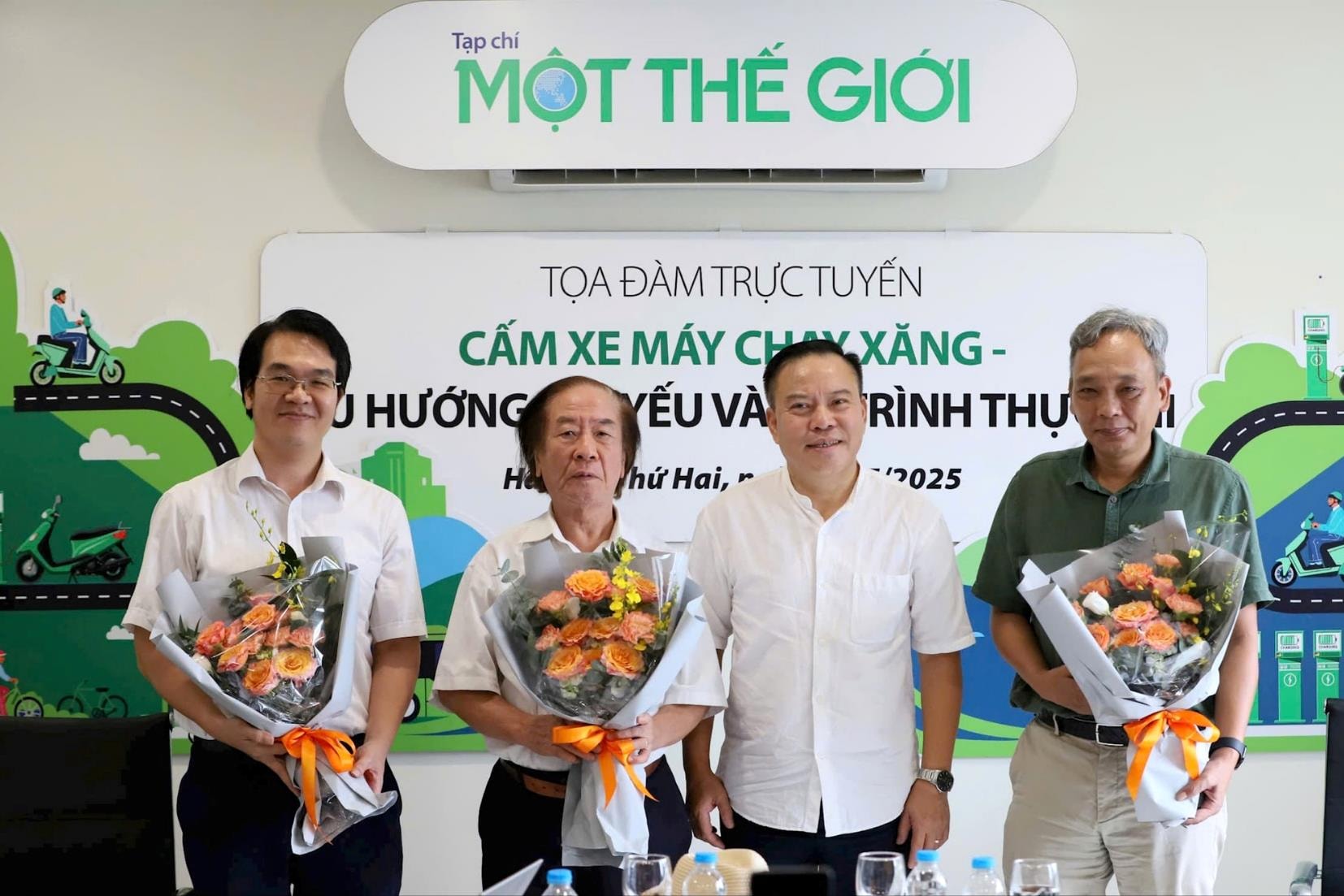 Từ trái qua: Ông Nguyễn Cao Ý, ông Nguyễn Xuân Thủy, TBT Một Thế Giới Lưu Quang Định, ông Phạm Trung Tuyến.