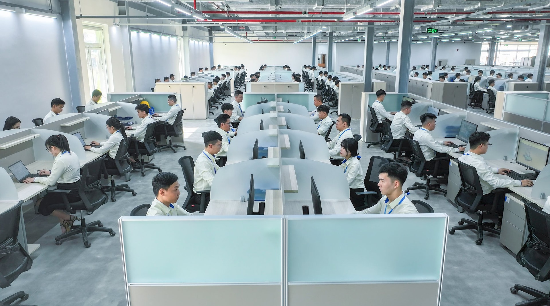 2. Trung tâm R&D với đội ngũ 1.000 chuyên gia, kỹ sư đáp ứng yêu cầu riêng biệt của khách hàng từ bản vẽ đến sản phẩm