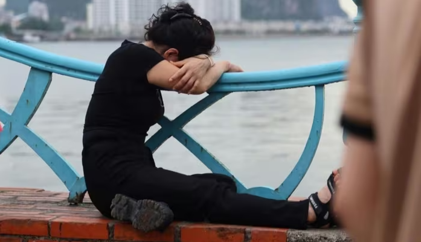 Một người thẫn thờ chờ thông tin người thân của mình trên có mặt trên chuyến tàu định mệnh