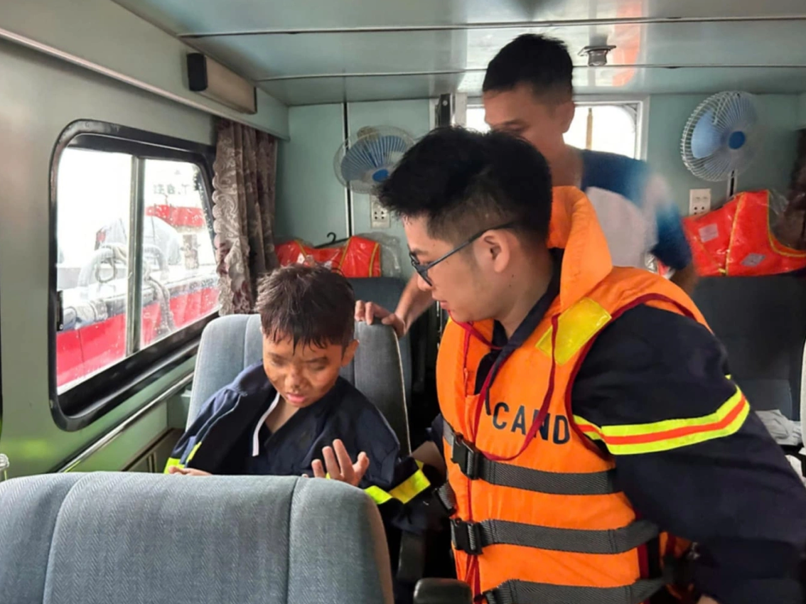 Cháu bé 14 tuổi sống sót sau vụ lật tàu - Ảnh: Công an tỉnh Quảng Ninh