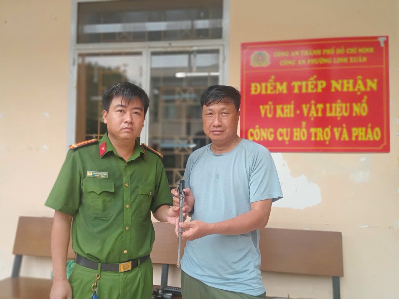 Anh 3- CAP Linh Xuan (TP.HCM) tiếp nhận hu ng khi do nhan dan gi ao nộp, sáng 26.7.