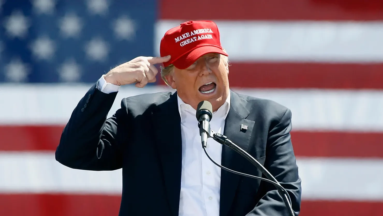 trump-organization-kien-cac-thuong-nhan-ban-hang-gia-tren-amazon-ebay-walmart.webp