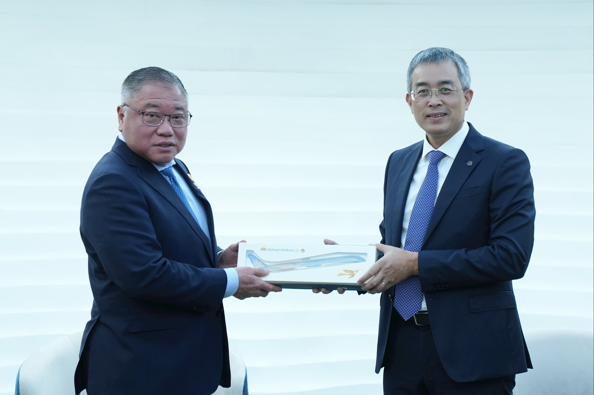 Ông Đặng Ngọc Hòa, Chủ tịch Hội đồng quản trị Vietnam Airlines tặng quà lưu niệm cho ông Dato Sri Tiong King Sing, Bộ trưởng Bộ Du lịch, Nghệ thuật và Văn h