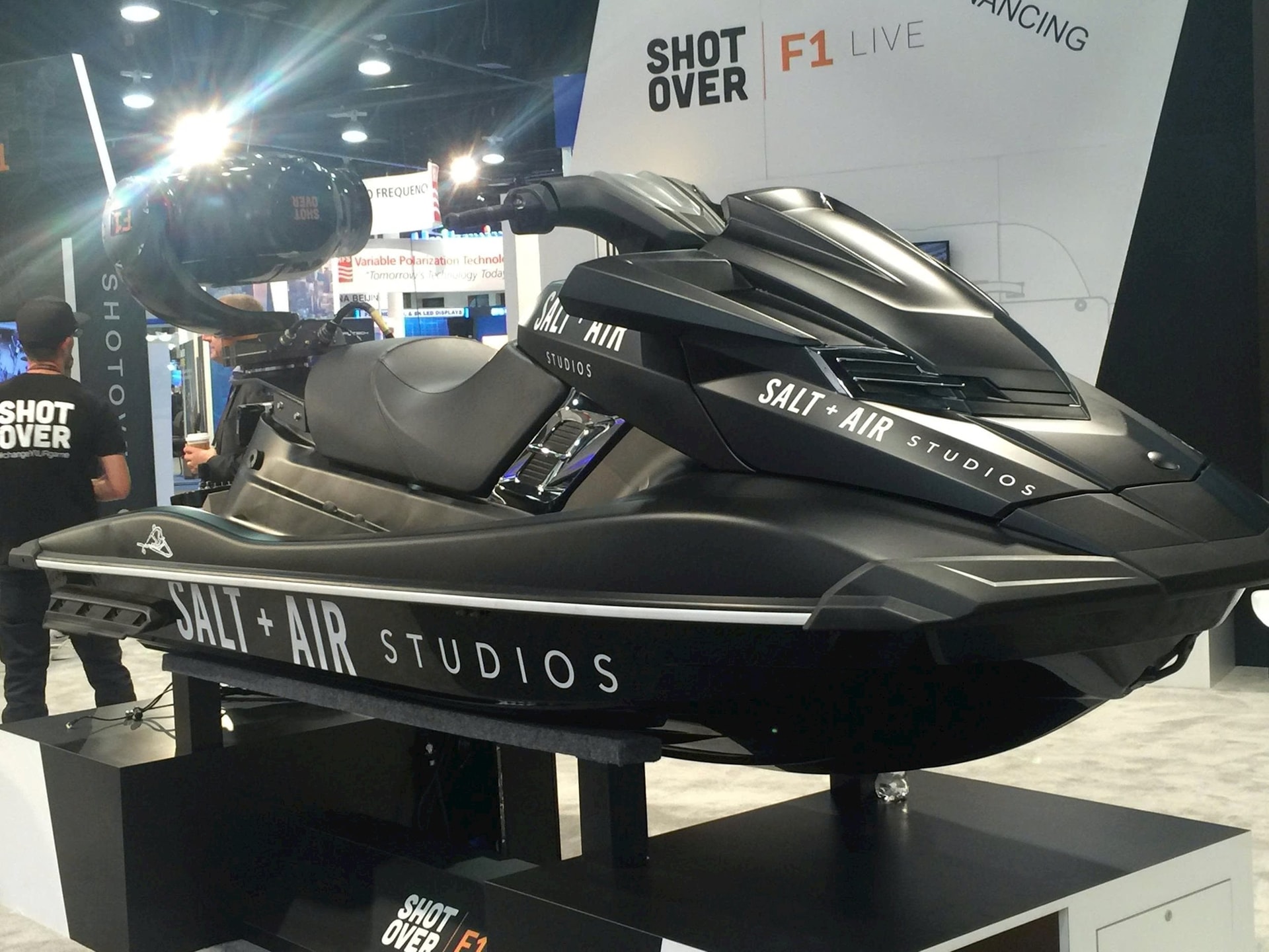 Mẫu canô gắn hệ thống camera điều khiển từ xa tại gian trưng bày Salt + Air Studios ở NAB Show. Đây là công nghệ ghi hình dưới nước và tốc độ cao dành cho các phân cảnh đặc biệt