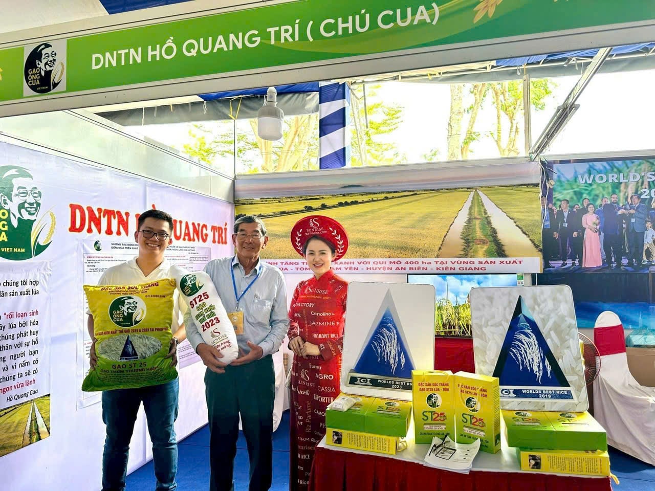 Kỹ sư Hồ Quang Cua với sản phẩm gạo ST25