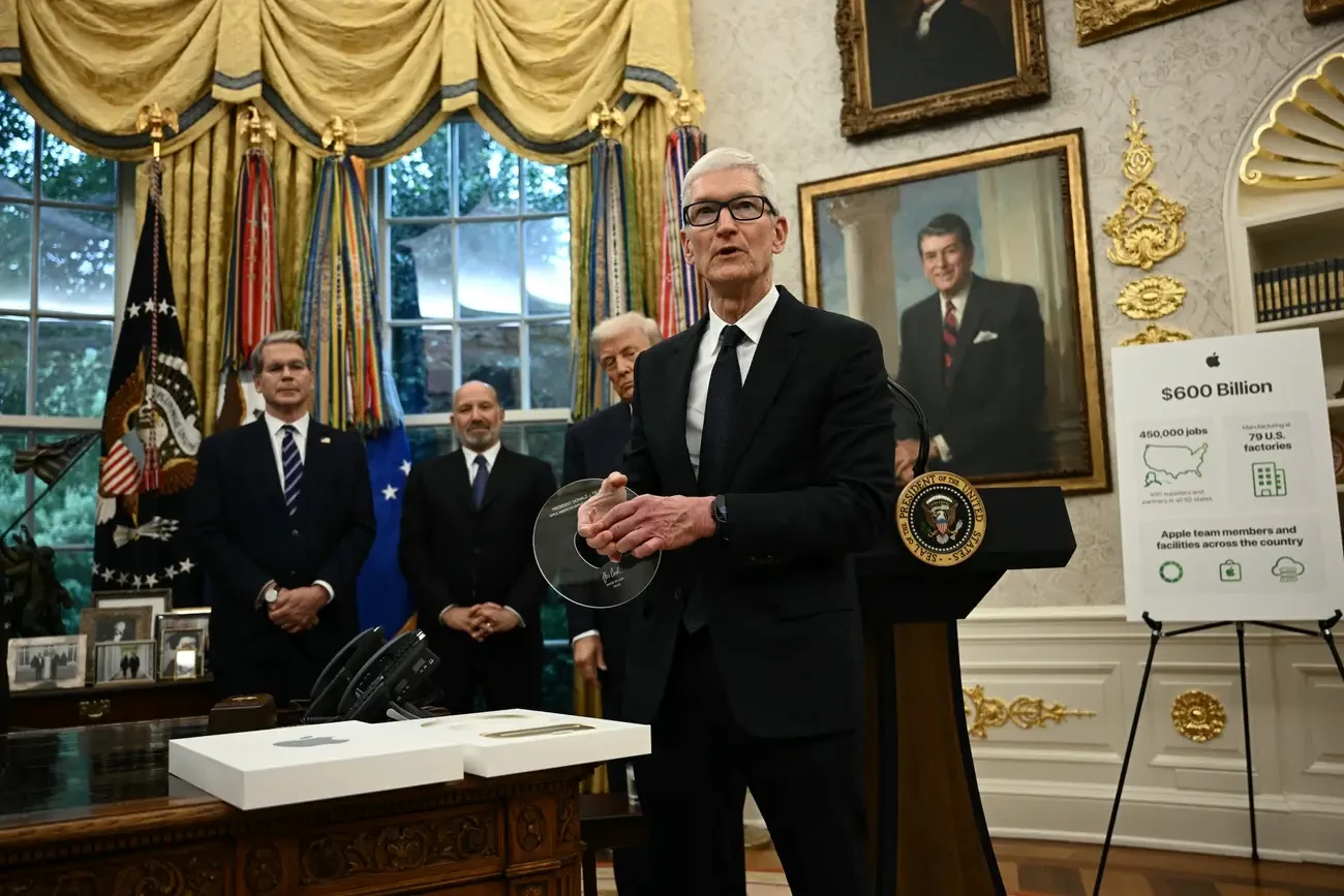 Tim-Cook-tang-ong-Trump-tam-kinh-ma-vang-Apple-chi-600-ti-USD-o-My-tranh-thue (1)