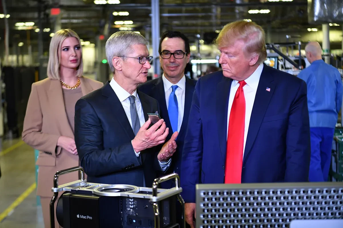 Tim Cook và ông Trump thảo luận về Mac Pro v năm 2019 - Ảnh: Getty Images