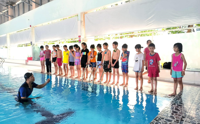 Người trẻ dạy bơi miễn phí cho các em học sinh có hoàn cảnh khó khăn