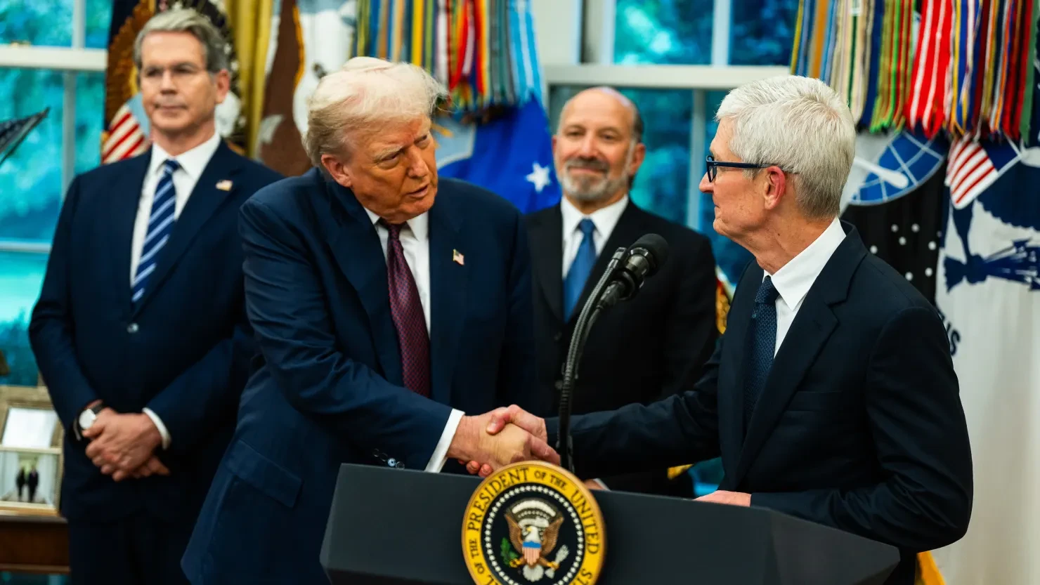 Cách Tim Cook thuyết phục ông Trump tạm gác sản xuất iPhone ở Mỹ