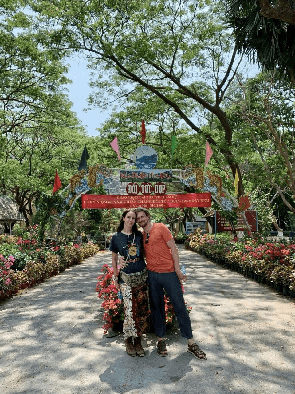 Những du khách đến từ nửa bên kia bán cầu và tình yêu dành cho ngọn đồi thiêng