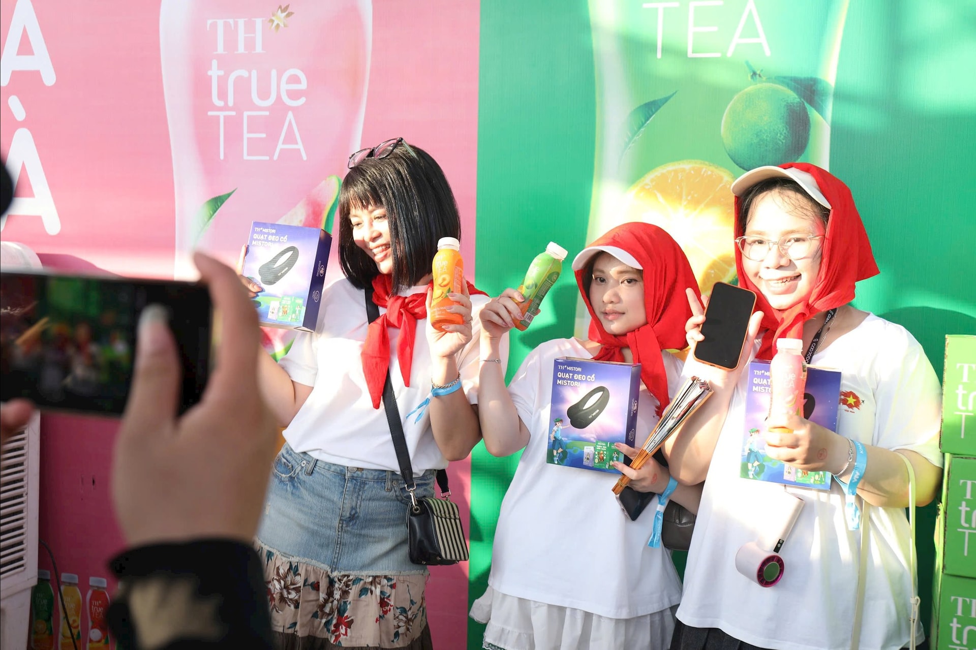 Khán giả “rinh” những phần quà cực hấp dẫn tại booth TH true TEA