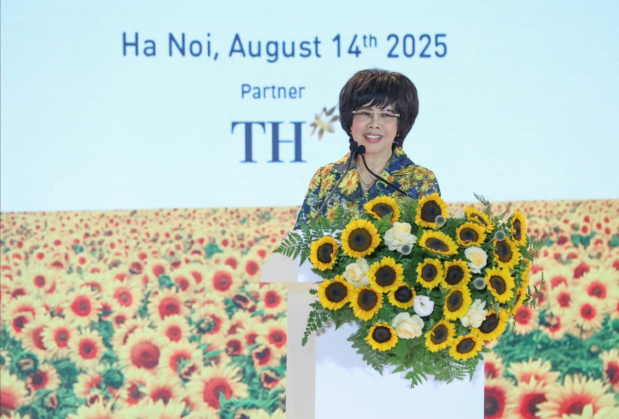 Anh hùng Lao động Thái Hương (4)