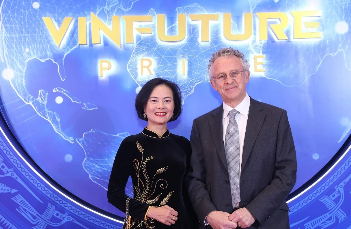 GS Nguyễn Thục Quyên và GS Sir Richard Henry Friend (chủ tịch Hội đồng Giải thưởng VinFuture) tại Lễ Trao giải VinFuture ngày 20.12.2022 - Ảnh: T.L