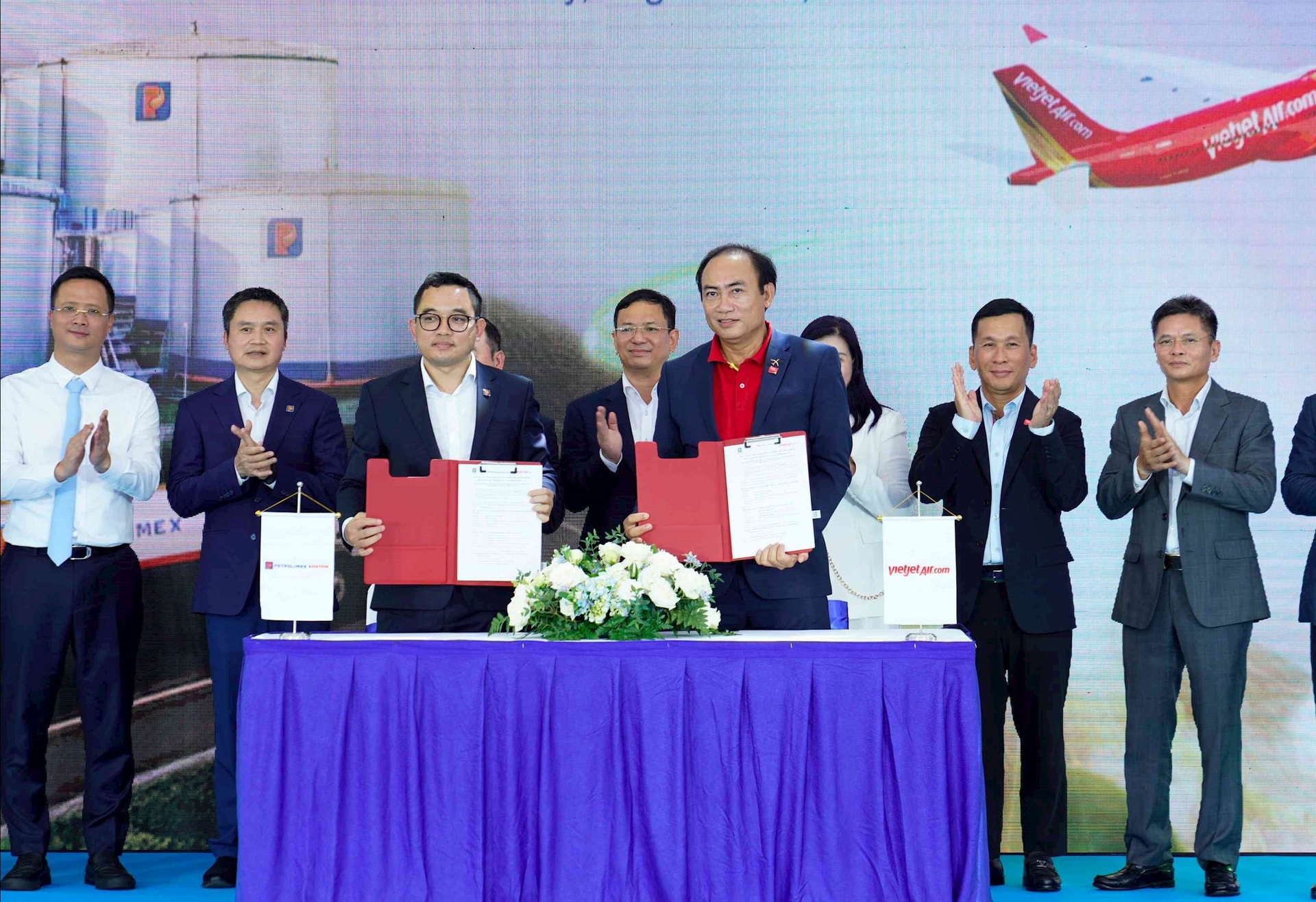 Phó Tổng giám đốc Thường trực Vietjet Tô Việt Thắng (phải) và Tổng Giám đốc Petrolimex Aviation Nguyễn Văn Học (trái) ký kết thỏa thuận hợp tác tiêu thụ Nhiên liệu hàng không bền vững SAF