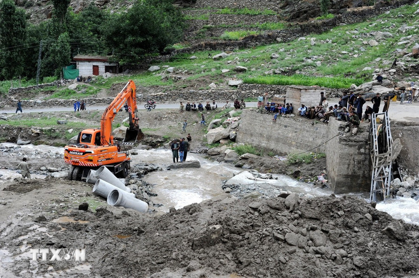Lực lượng cứu hộ khắc phục hậu quả lũ lụt tại vùng Gilgit-Baltistan, miền Bắc Pakistan, ngày 24/7. (Ảnh: THX/TTXVN)