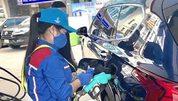 Không chỉ người đi xe máy, nhiều chủ ô tô cũng bắt đầu chuyển sang sử dụng xăng E10.