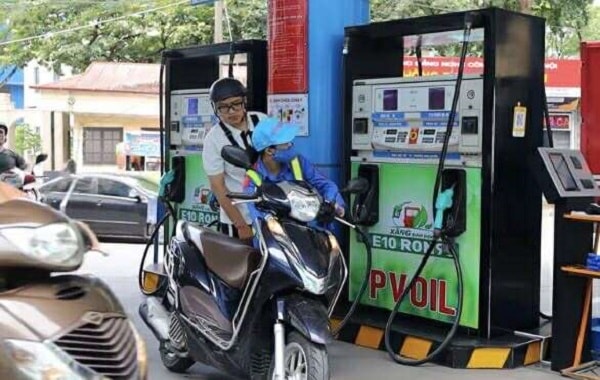 Dù không nhiều khách như xăng RON95-III nhưng xăng E10 đang dần được người dân đón nhận.