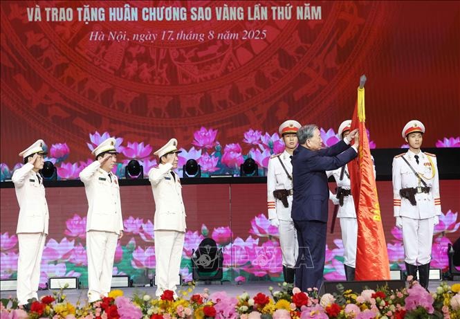 Lực lượng Công an nhân dân đón nhận Huân chương Sao vàng lần thứ 5