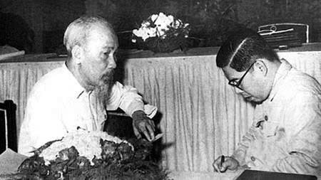 Giáo sư - Viện sĩ Trần Đại Nghĩa báo cáo công việc với Bác Hồ 