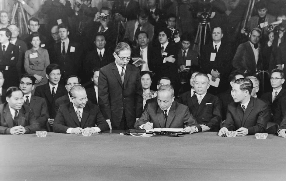 Nhà ngoại giao Nguyễn Duy Trinh ký Hiệp định Paris về Việt Nam ngày 27.1.1973