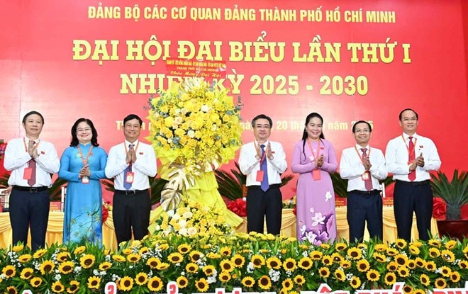 Đại hội nhận hoa chúc mừng của Thành ủy - HĐND - UBND - Ủy ban MTTQ Việt Nam TP.HCM - Ảnh: BLĐ