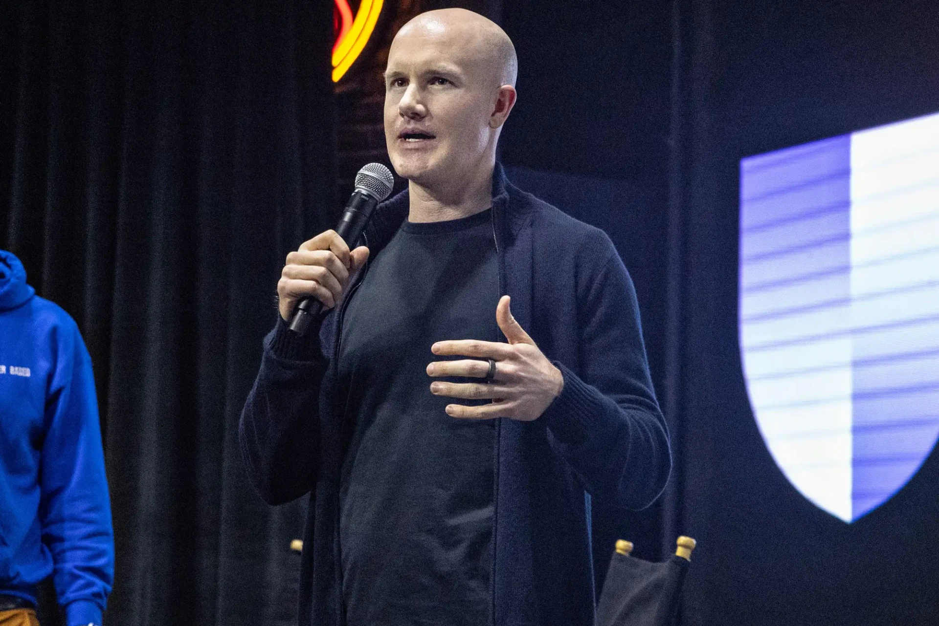 CEO Coinbase sa thải một số nhân viên không dùng AI theo yêu cầu