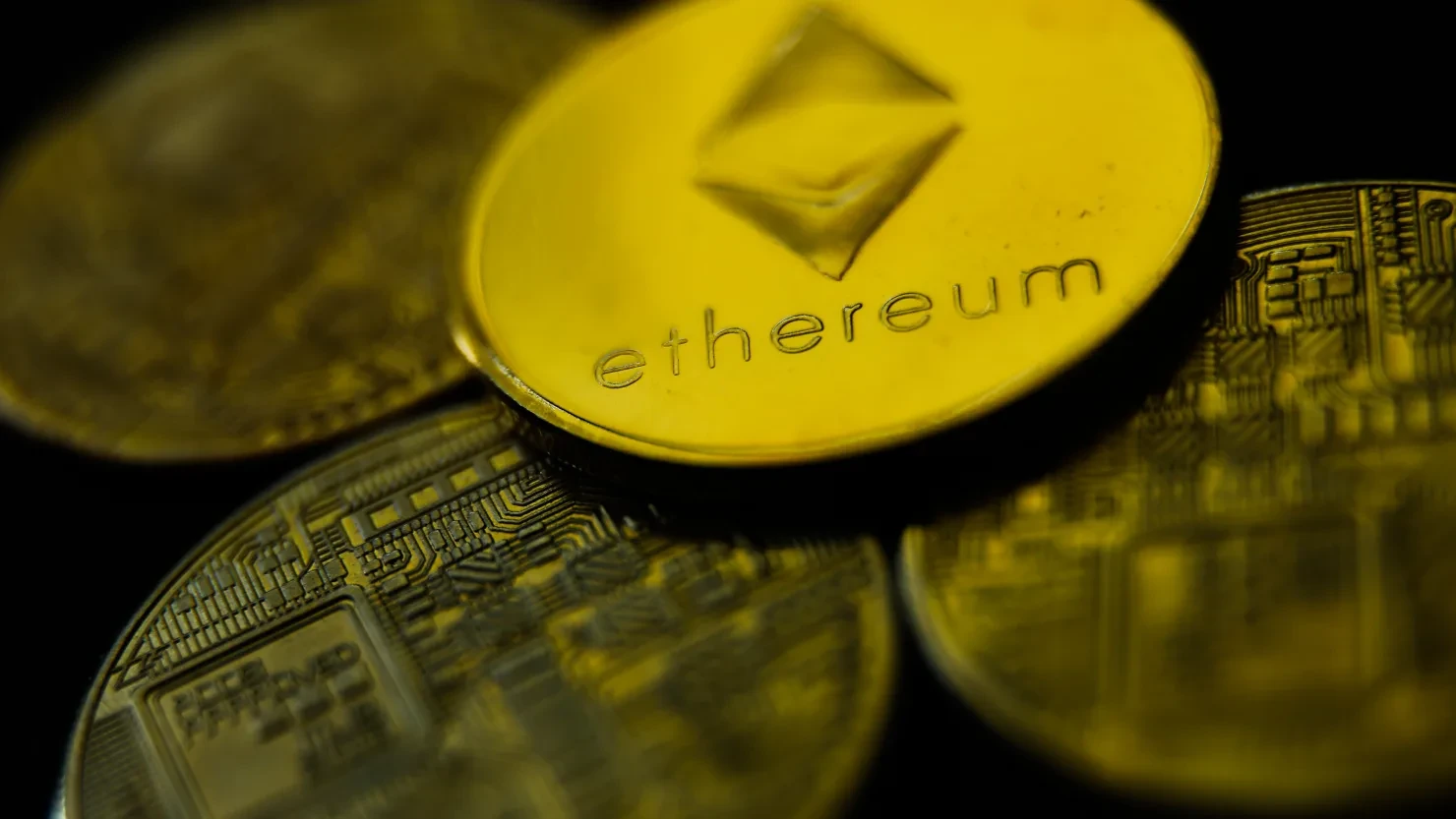 Bitcoin rơi xuống 110.779 USD, Ethereum có thể vượt 5.000 USD sau khi lập kỷ lục mới