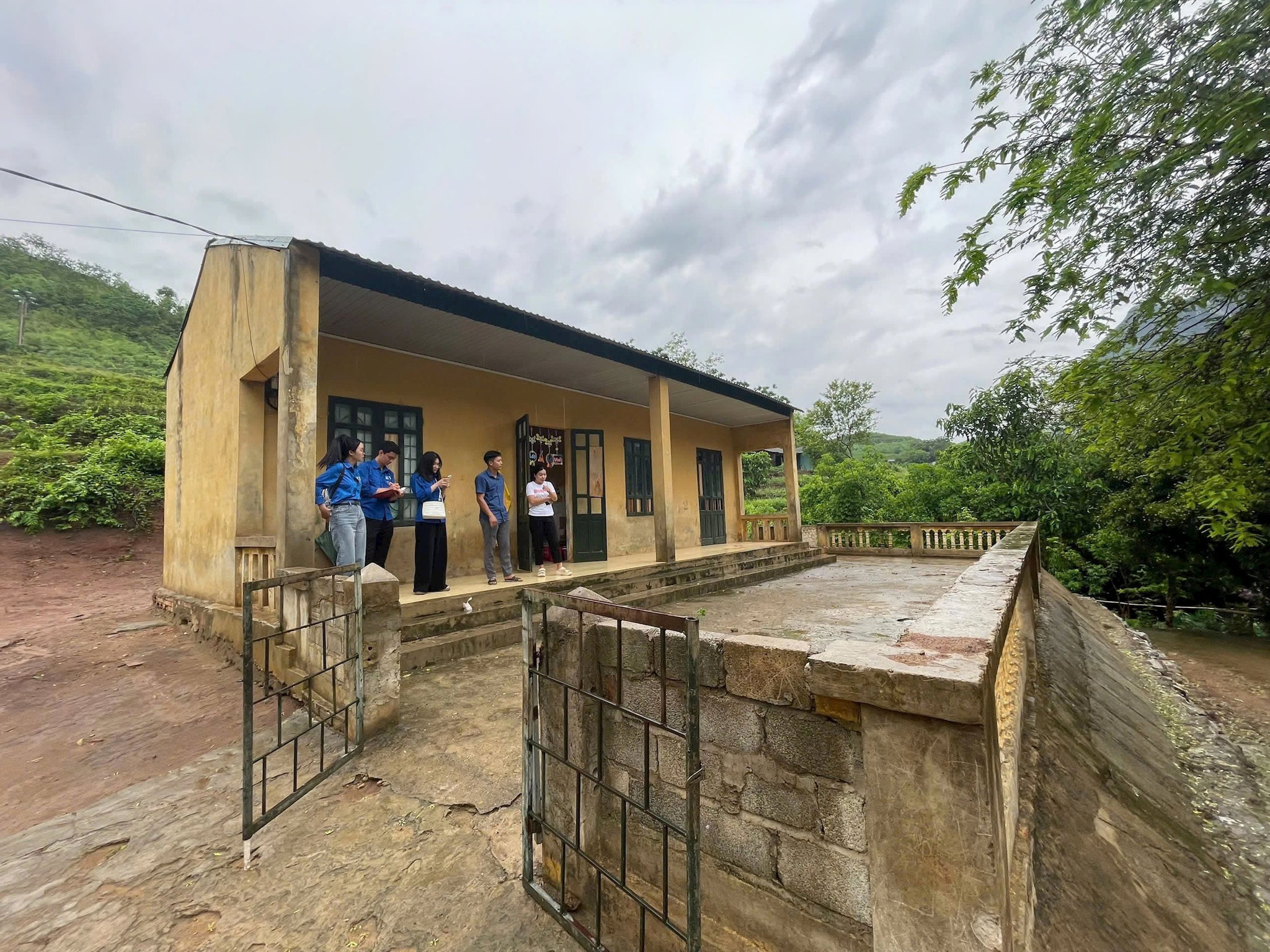 . Thuộc trường mầm non Tam Chung, điểm trường Pom Khuông trước đây có không gian học tập hạn chế, cơ sở vật chất thiếu thốn nhất khu vực xã, thậm chí thiếu nước sinh hoạt, khiến hành trình lên lớp của cô trò thêm phần gian khó.