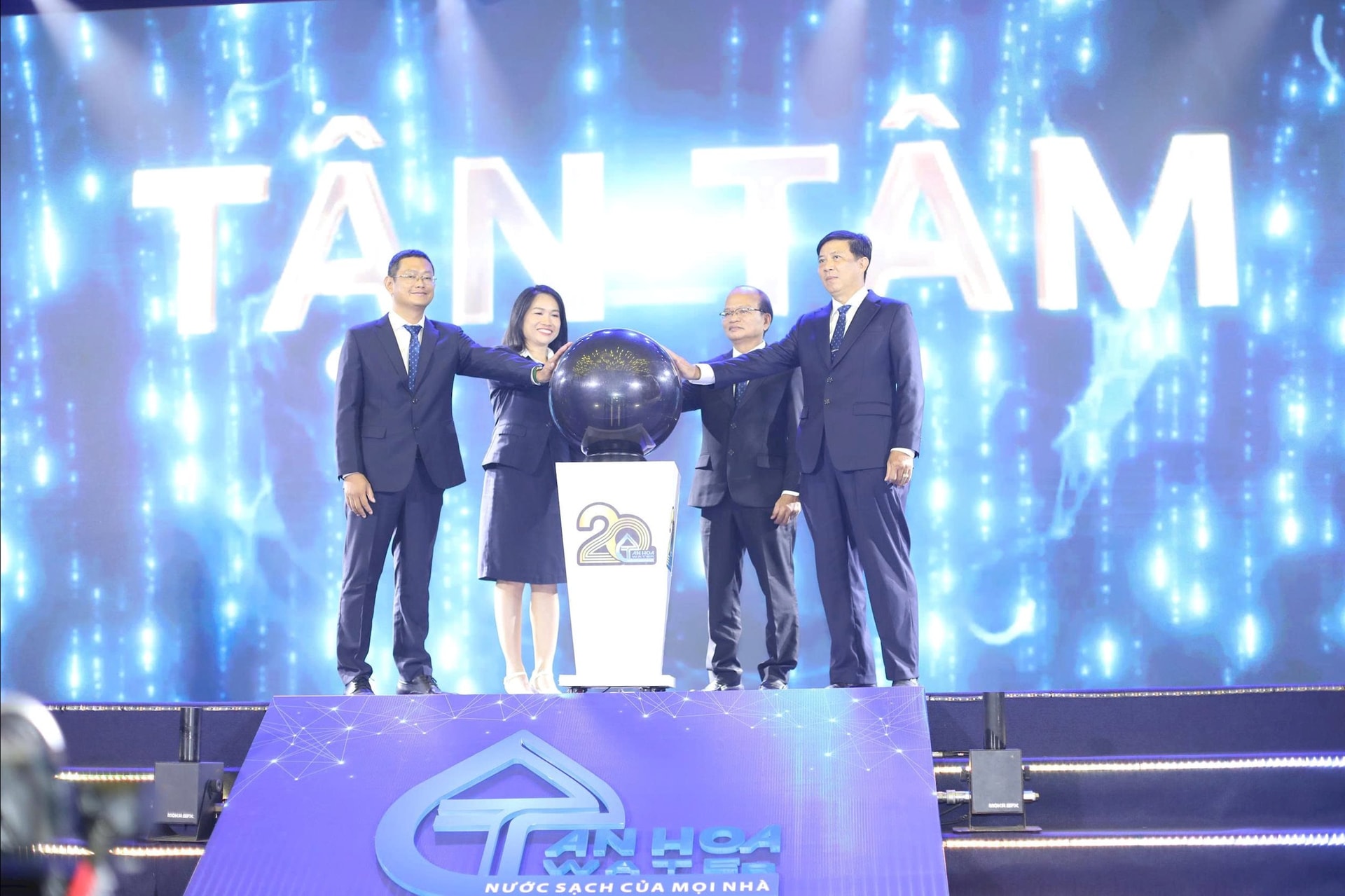 Ban lãnh đạo Công ty cổ phần Cấp nước Tân Hòa ra mắt bộ nhận diện thương hiệu mới của công ty - Ảnh: LÊ PHAN