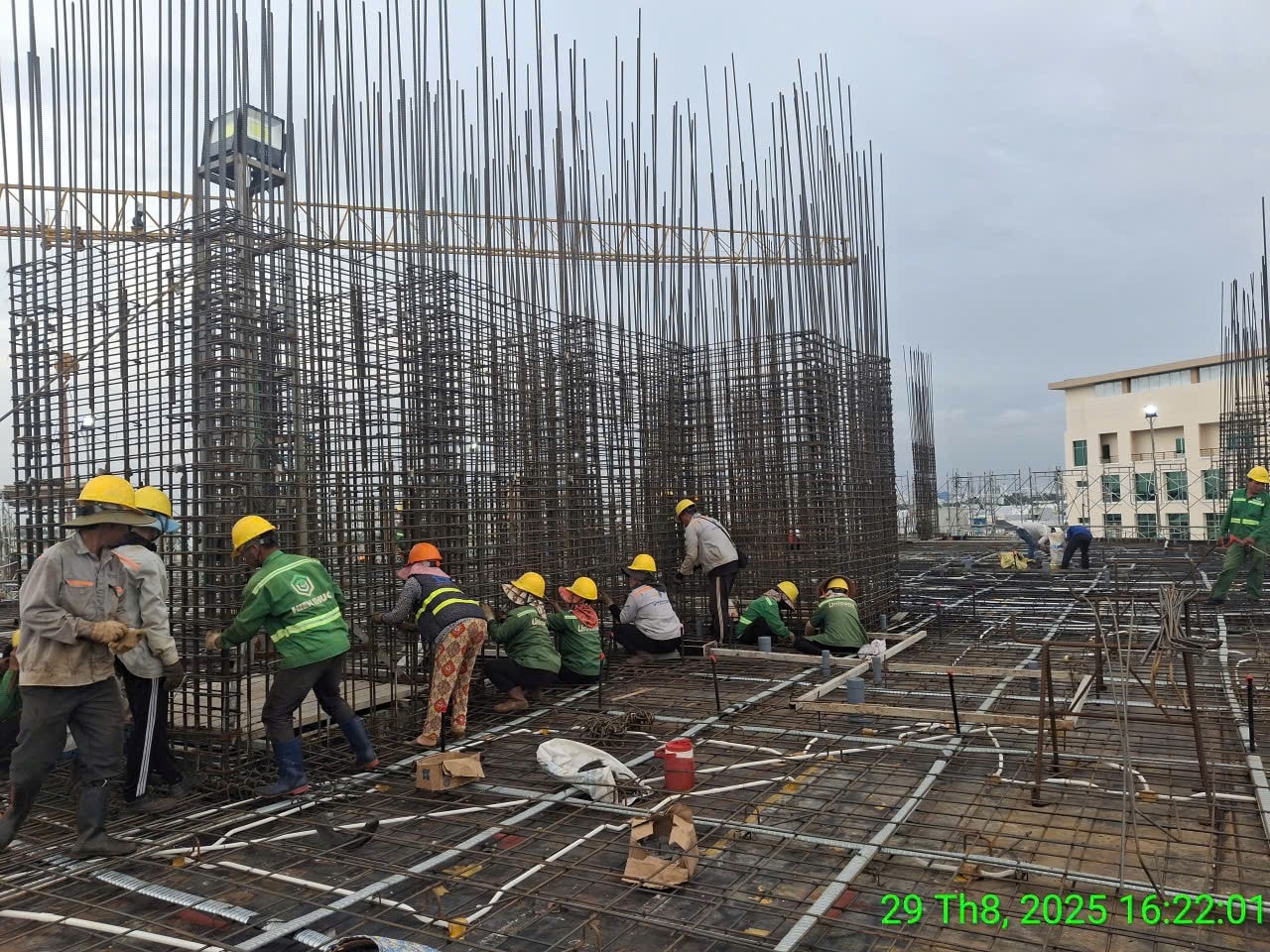 Một số hình ảnh kỹ sư, công nhân thi công hối hả tại công trình