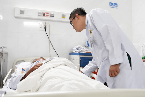 sau-khi-an-thit-ga0nguoi-dan-ong-o-tphcm-bi-ap-xe-gan-nhiem-trung-o-bung-hinh-anh.png