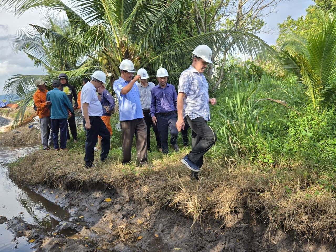 Tổng giám đốc EVNSPC Nguyễn Phước Đức (đi đầu) kiểm tra công tác thi công và động viên người lao động làm việc xuyên lễ tại Công trình Đường dây 110kV Tân Thành - Trạm 220kV Hàm Tân 2, tỉnh Lâm Đồng.