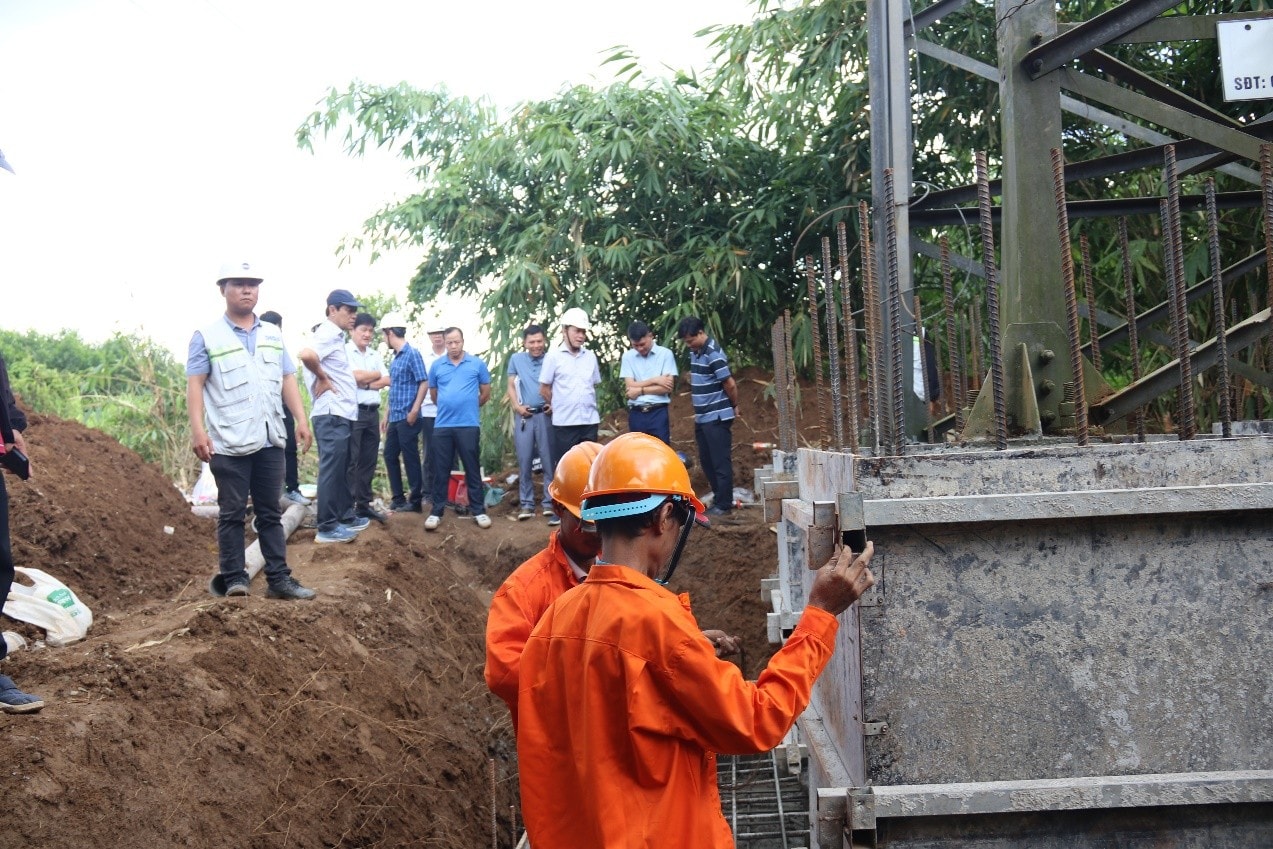 Công trình “Phân pha dây 2xACSR 240mm2 đường dây 110kV 172 Trị An –171 Thạnh Phú” tỉnh Đồng Nai đang khẩn trương thi công xuyên lễ