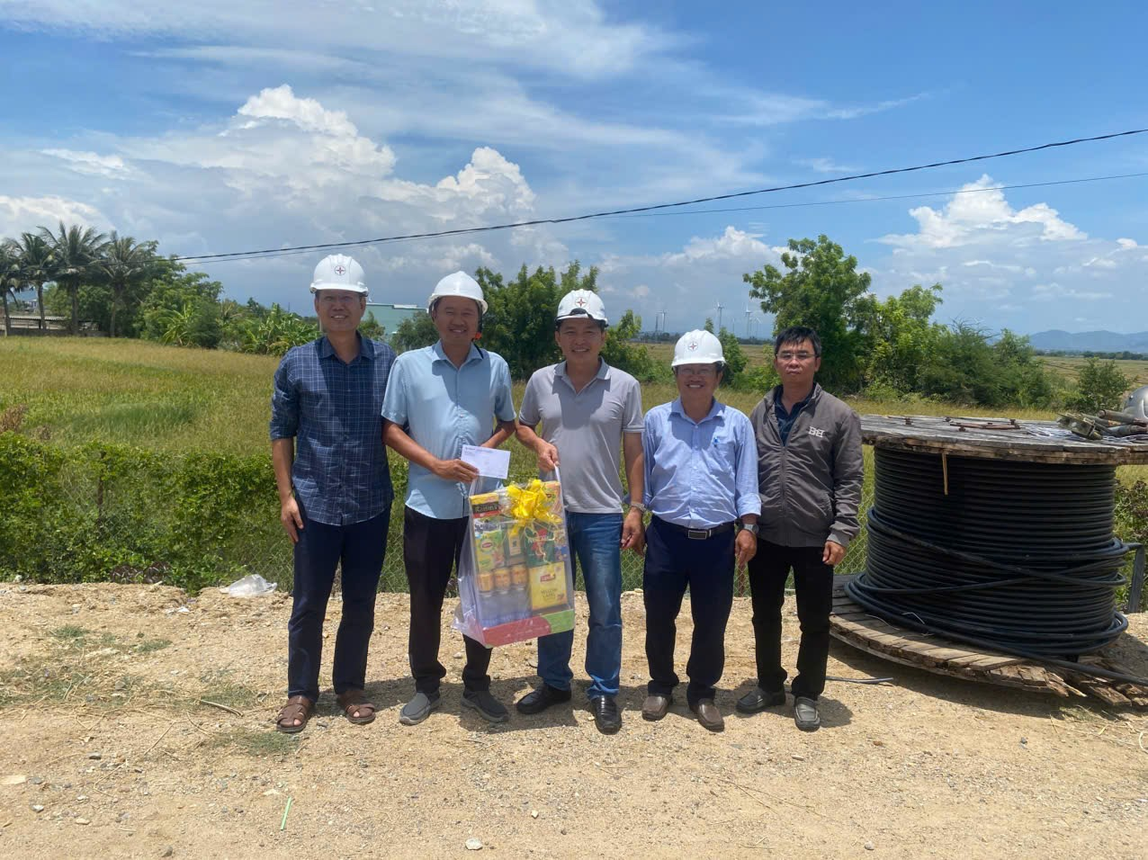 Phó Tổng Giám đốc Đào Hòa Bình (thứ 3 từ trái qua) thăm công trường thi công xuyên lễ dự án KFW tại tỉnh Ninh Thuận cũ