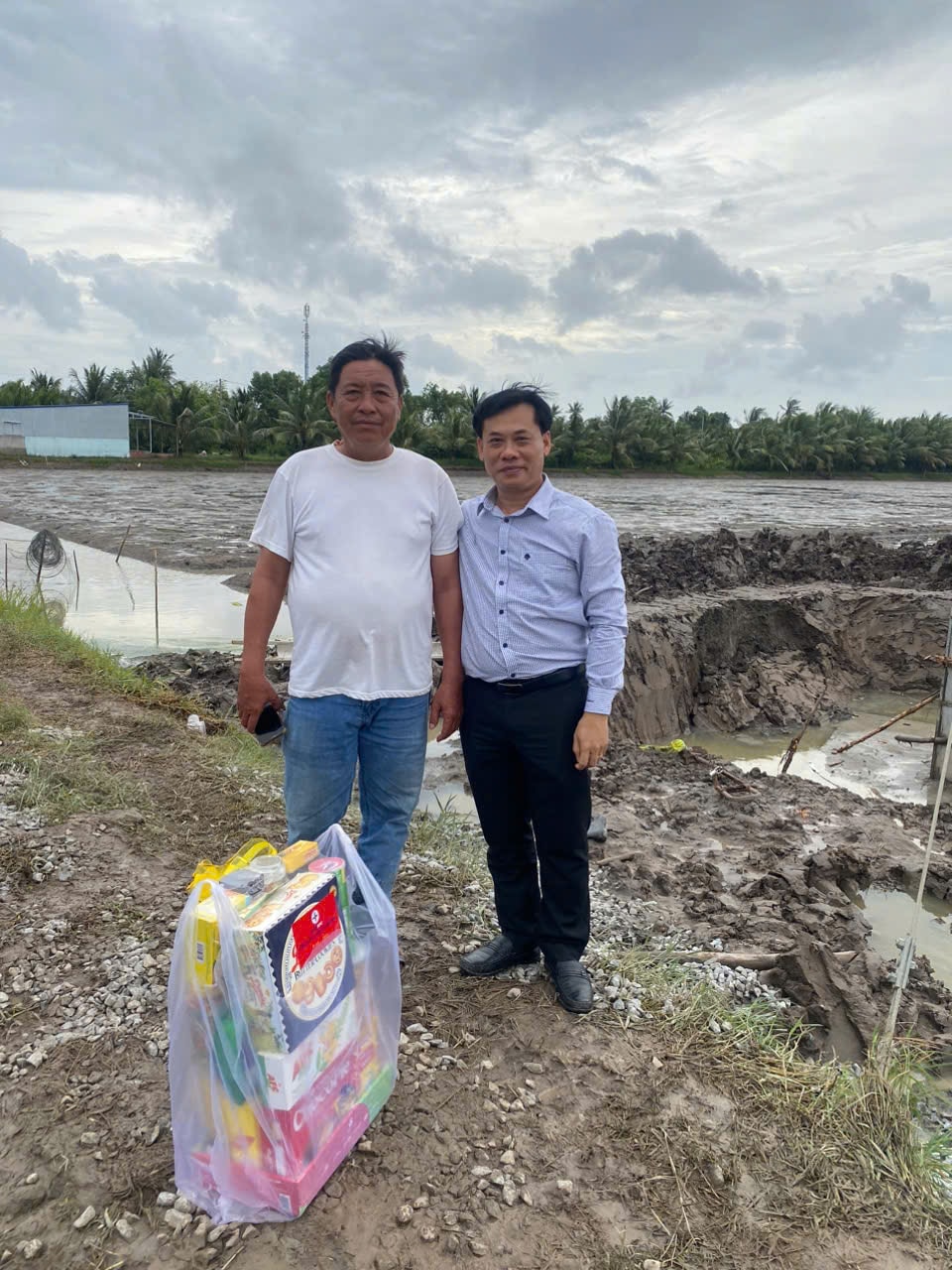 Phó Tổng giám đốc Hứa Thanh Nhàn (phải) tặng quà anh Nguyễn Chí Tâm - Chỉ huy trưởng công trình “Phân pha dây dẫn ĐZ110kV từ 171 Minh Phong – 171 An Biên” Công ty CP XDTM Sang Phương Nam