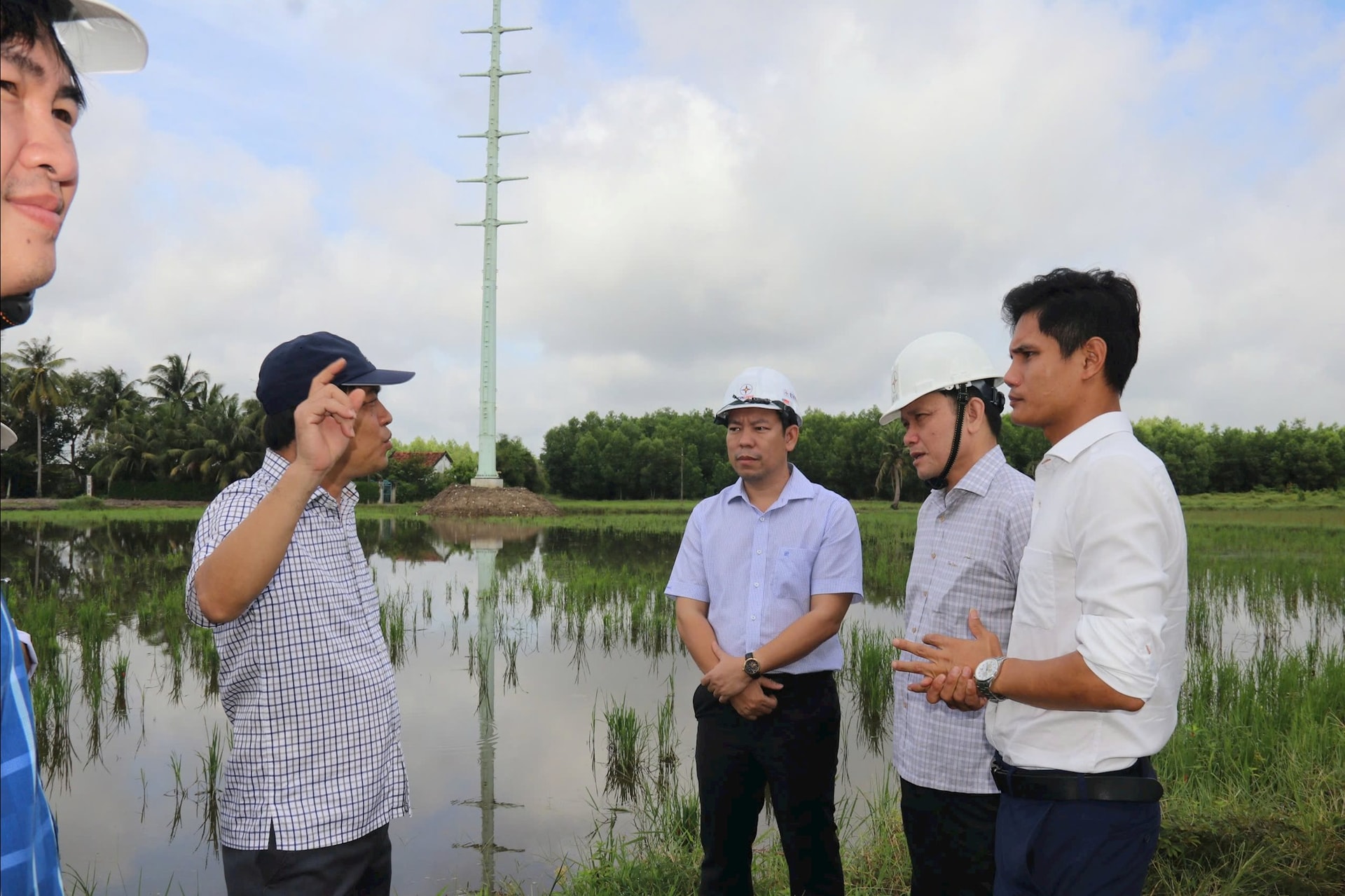 Ông Trương Đình Quốc - Giám đốc PC Đồng Nai và đại diện đơn vị thi công báo cáo Tổng giám đốc EVN SPC về tiến độ thi công công trình nhánh rẽ đấu nối TBA 110kV công nghệ cao