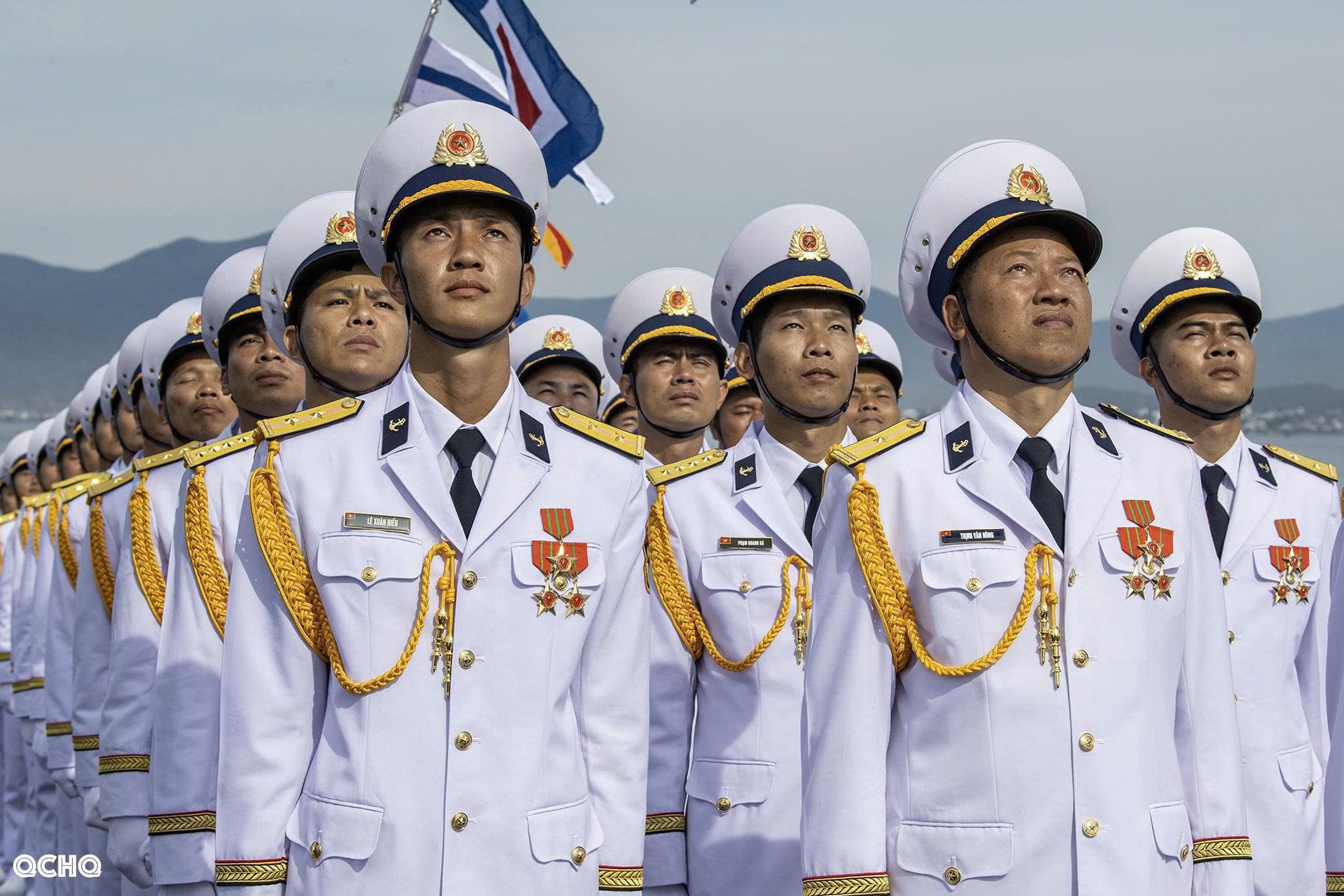 Cán bộ, chiến sĩ Hải quân hướng Quốc kỳ