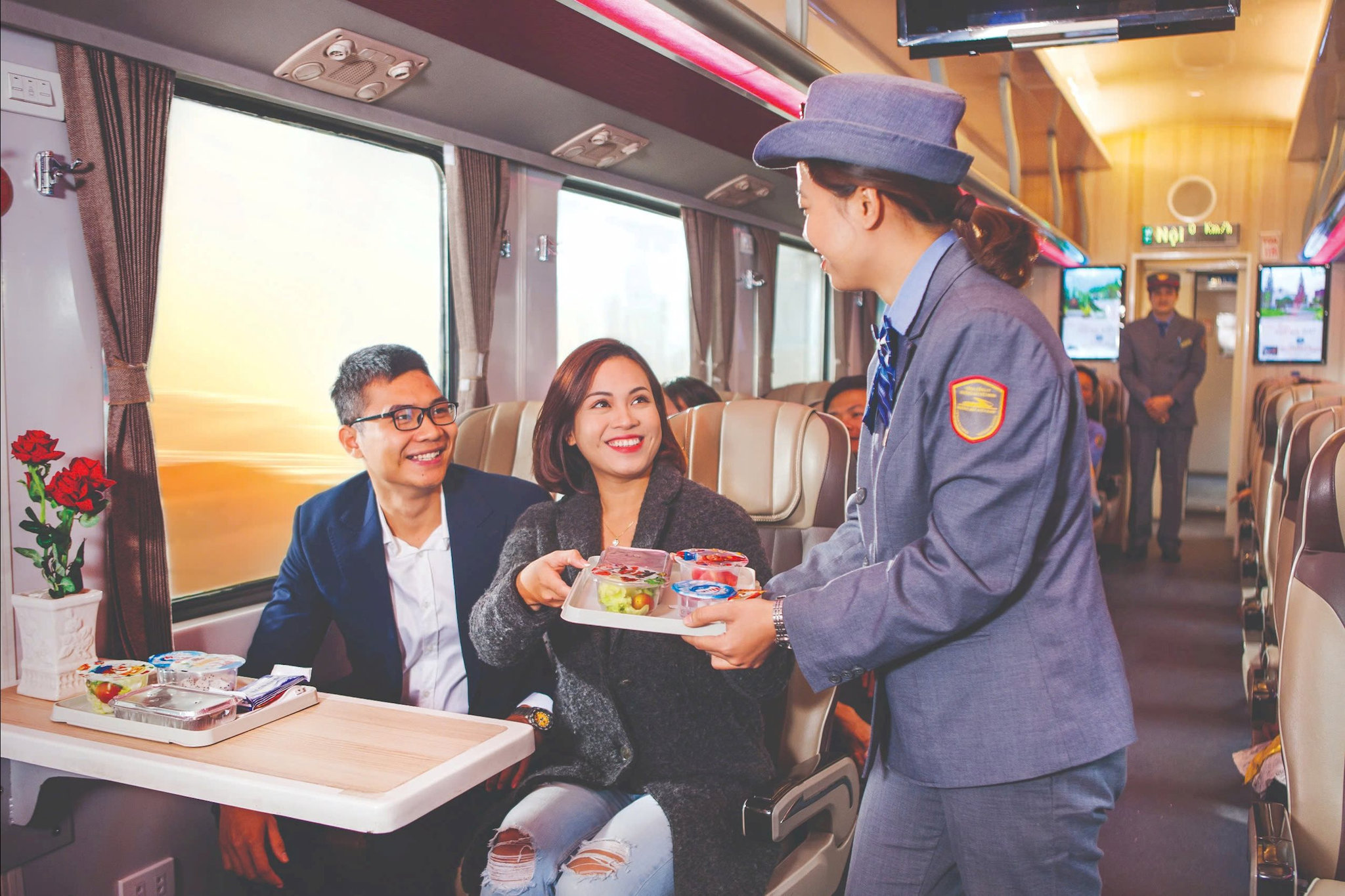 Cung cách phục vụ cũng thay đổi rất lớn, ngành đường sắt coi hành khách là trung tâm để phục vụ